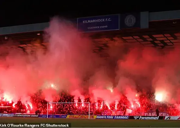 آتش‌بازی در استادیوم خطرات جدی دارد/ تراژدی: صورت هوادار خردسال سوخت!