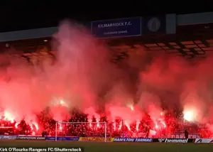 تراژدی: صورت هوادار خردسال سوخت!