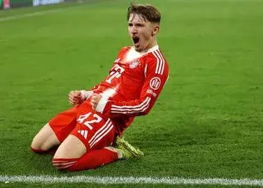 لنارت کارل و رکورد ویژه در 17 سالگی / بایرن روی دوش یک بچه هفده ساله!