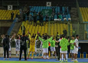 استقبال شبانه خیبریها در فرودگاه خرمآباد