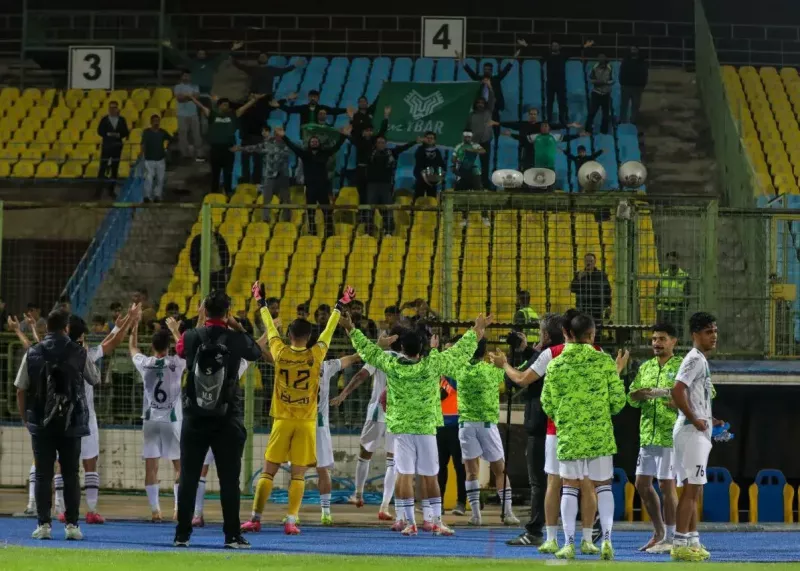 استقبال شبانه خیبریها در فرودگاه خرمآباد