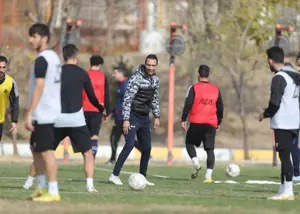 آقای گل 50 ساله دست بردار نیست! (عکس)