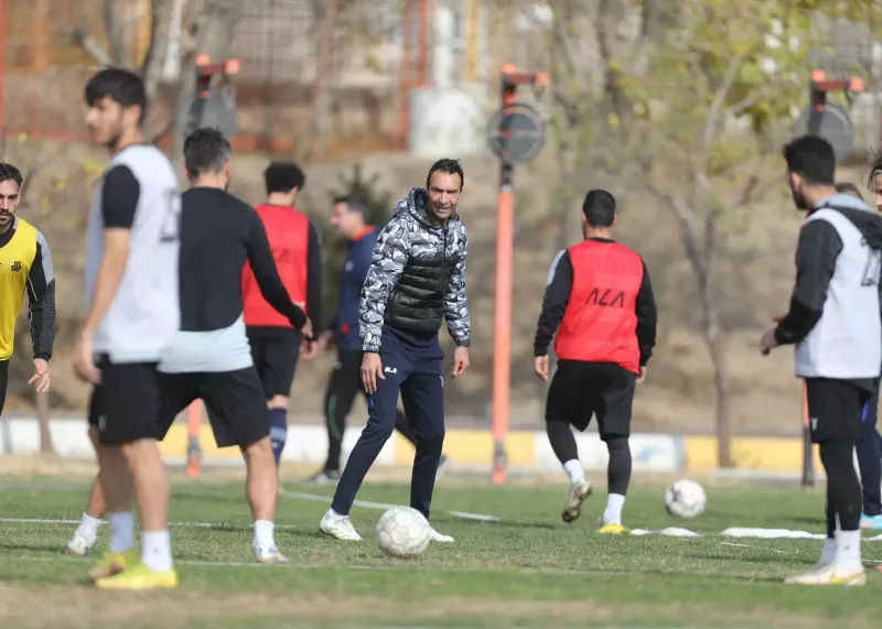 آقای گل 50 ساله دست بردار نیست! (عکس)