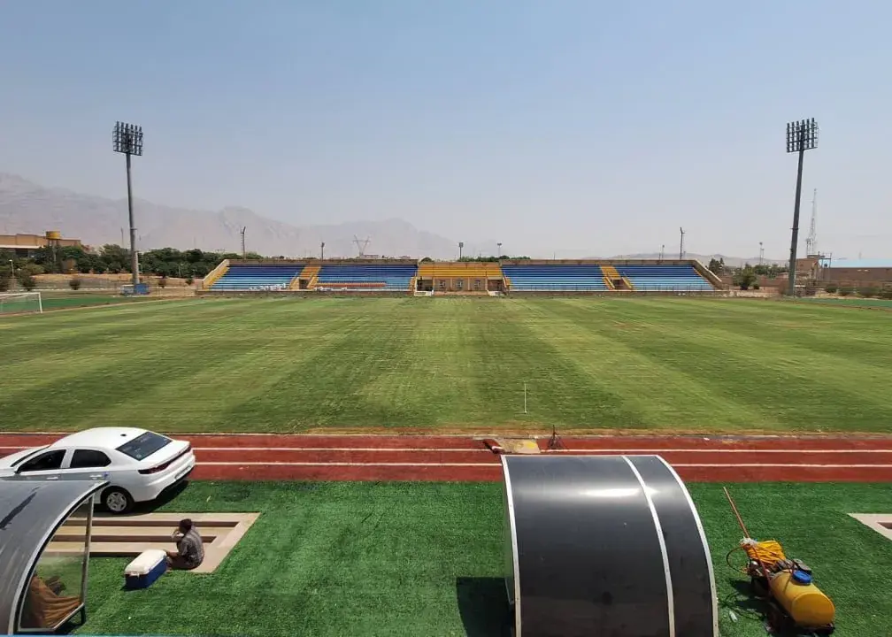 تجهیز ورزشگاه کوچک برای میزبانی بزرگ در حذفی!