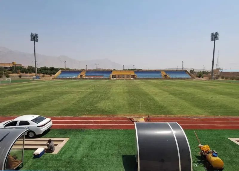 تجهیز ورزشگاه کوچک برای میزبانی بزرگ در حذفی!