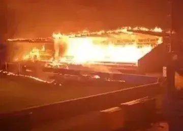 تبعات سقوط: مردم استادیوم تیمشان را آتش زدند!