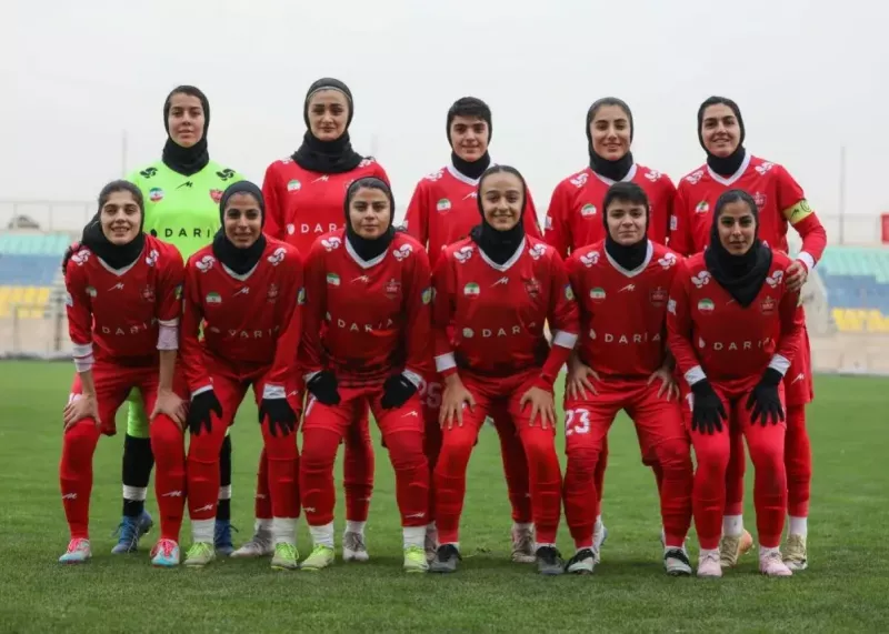 بازوبند پرسپولیس به بازوی یک استقلالی (عکس)