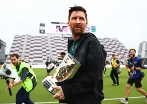 رونمایی از مجسمه 20 متری لیونل مسی! (عکس)