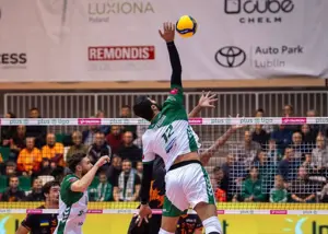 تحقیر ناباورانه اسفندیار و رفقا در لهستان