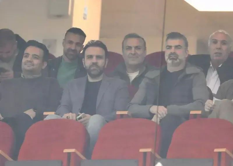 معاونان پرسپولیس و رحمان رضایی تماشاگر برد اوسمار