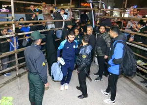 استقبال از استقلال با منور و پرچمهای آبی!