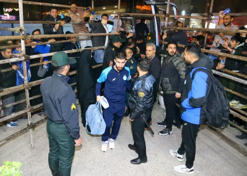 استقبال از استقلال با منور و پرچمهای آبی!