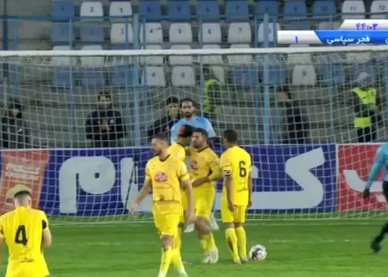 فرشید اسماعیلی پنالتی را هدیه داد! (عکس)