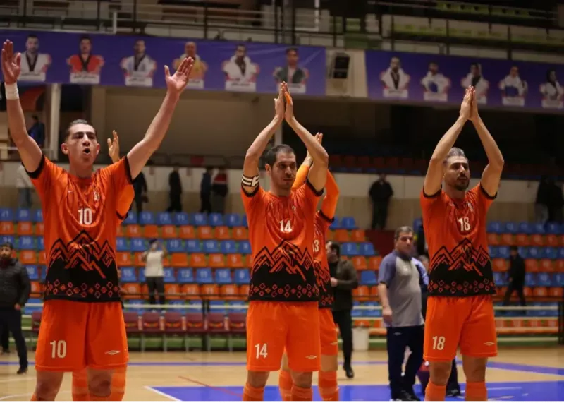 مربی مطرح فوتسال روی لبه تیغ