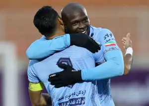 رقص گلزنان تیم سوم لیگ در آغوش کاپیتان (عکس)