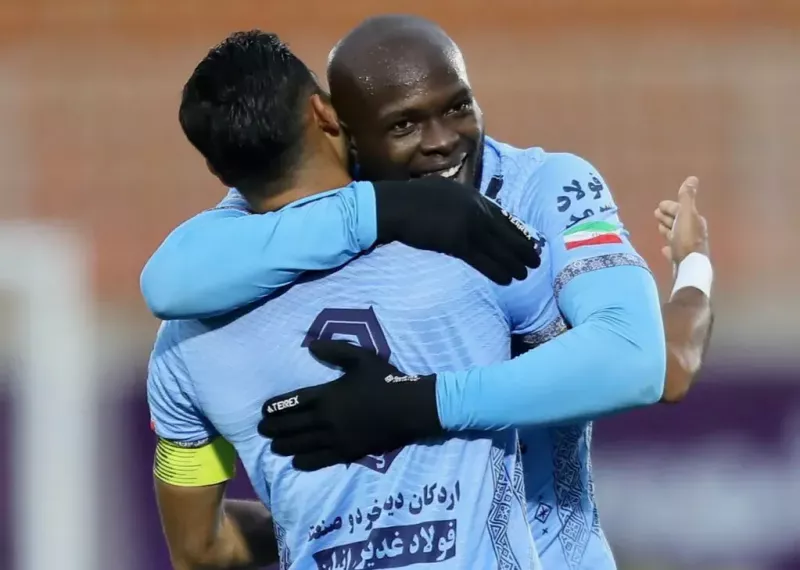 رقص گلزنان تیم سوم لیگ در آغوش کاپیتان (عکس)