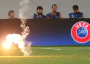 بارسا غرامت خواست: مجازات پرتاب مایعات مشکوک