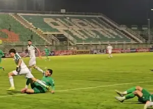 تصمیم عجیب جنگی در سردترین بازی لیگ برتر (عکس)