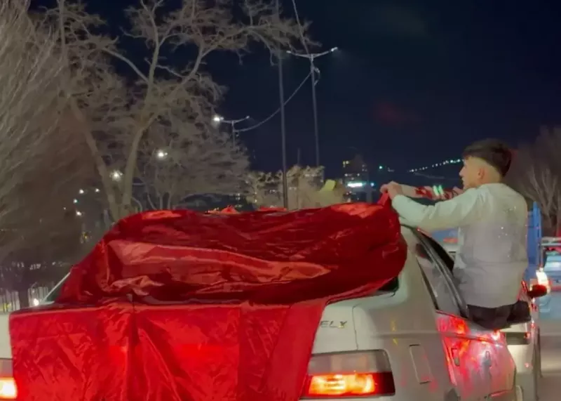 تقلید حرکت شجاع در سطح شهر تبریز! (عکس)