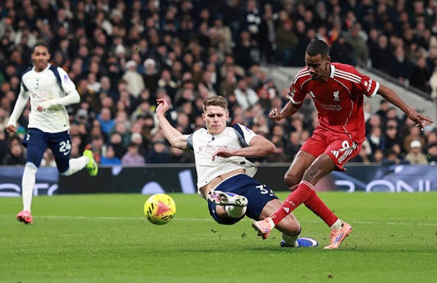 هم‌نشینی شادی و درد: روز عجیب الکساندر ایساک