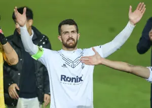 عشق‌بازی قوهای سفید با سکوهای سن‌سیروس (عکس)