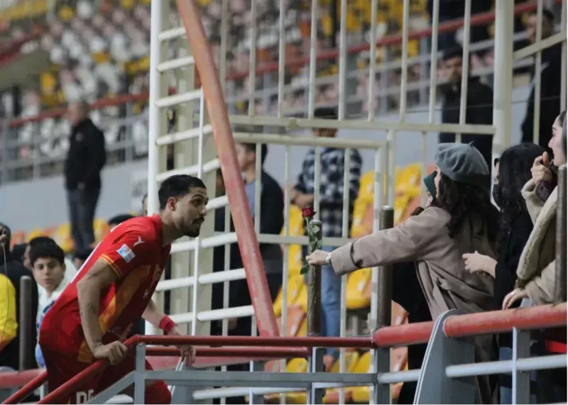 قرار عاشقانه حسین و نیلوفر در فولاد آرنا