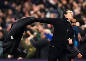 شادی دیوانه‌وار امری: کتش را هم درآورد! (عکس)