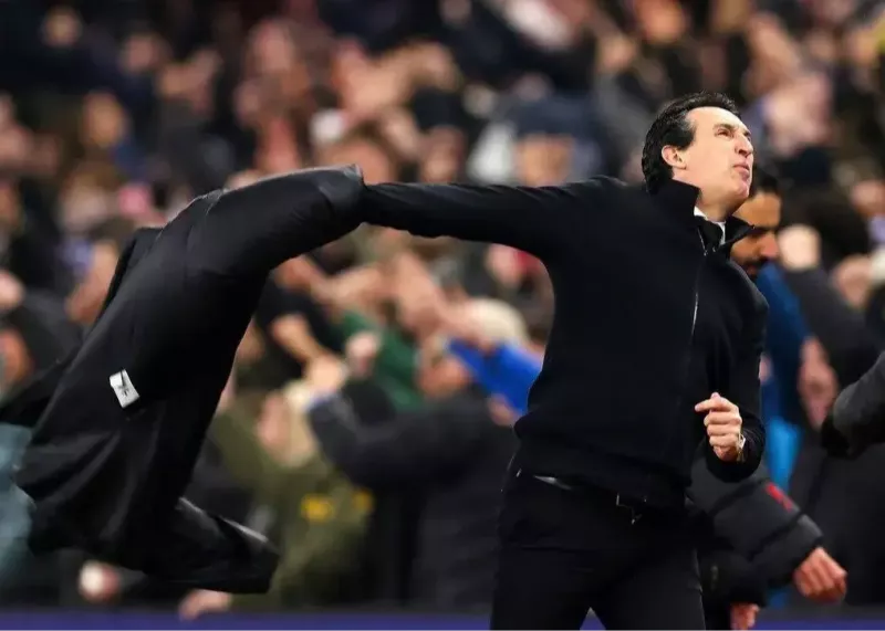 شادی دیوانه‌وار امری: کتش را هم درآورد! (عکس)