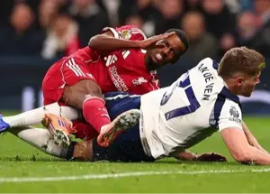 پایان حواشی: عذرخواهی ستاره تاتنهام از ایساک