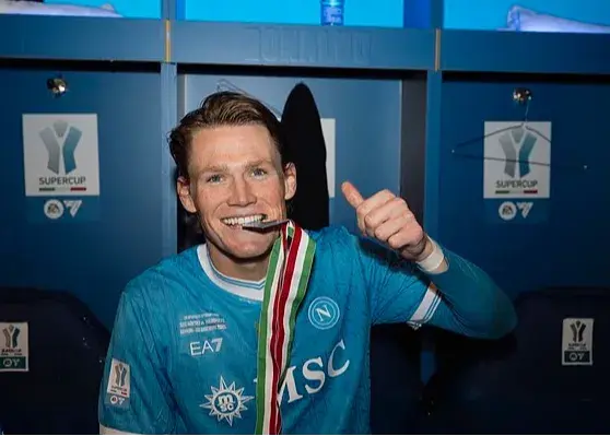 دود در رختکن! جشن قهرمانی ناپولی با سیگار