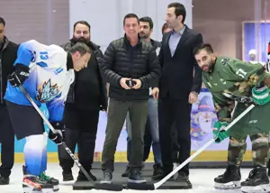 سرمربی پرسپولیس در رشته هاکی روی یخ! (عکس)