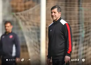 آقا کریم دور از خانه تشویق می‌شود