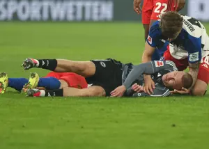 ستاره ۱۸ ساله جان بازیکن حریف را نجات داد