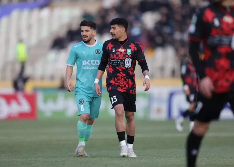 مربی تیم ملی در تهران بازی می‌بیند (عکس)