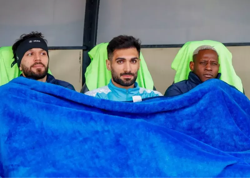 عارف با لبخند به سمت استادیوم حاشیه‌ساز