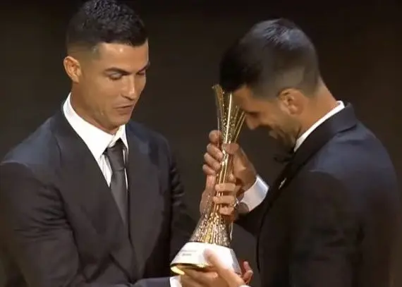جایزه ویژه رونالدو برای جوکوویچ!