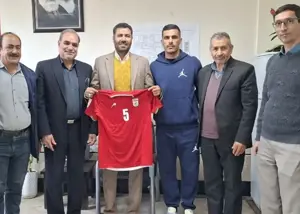 مدافع تیم ملی 8 زندانی آزاد کرد