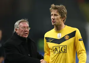 تعظیم شیاطین سرخ به پیرمرد تمام نشدنی!