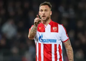 انتقاد تند از مهاجم سرشناس: اضافه‌وزن دارد!