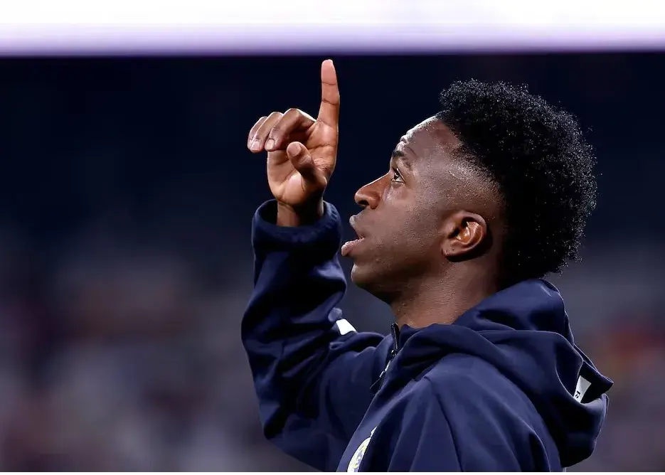 پلیس در تعقیب هواداری که به وینیسوس موز پرت کرد!