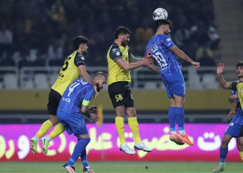 دانشگر بغل ساپینتو با لباس غیر آبی (عکس)