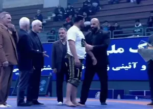 قهر عجیب در مراسم اهدای بازوبند پهلوانی!