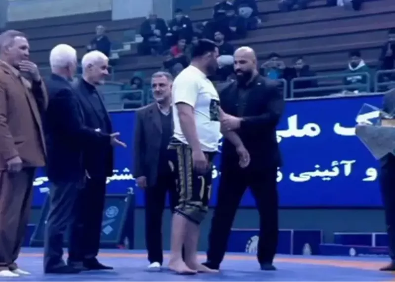 قهر عجیب در مراسم اهدای بازوبند پهلوانی!