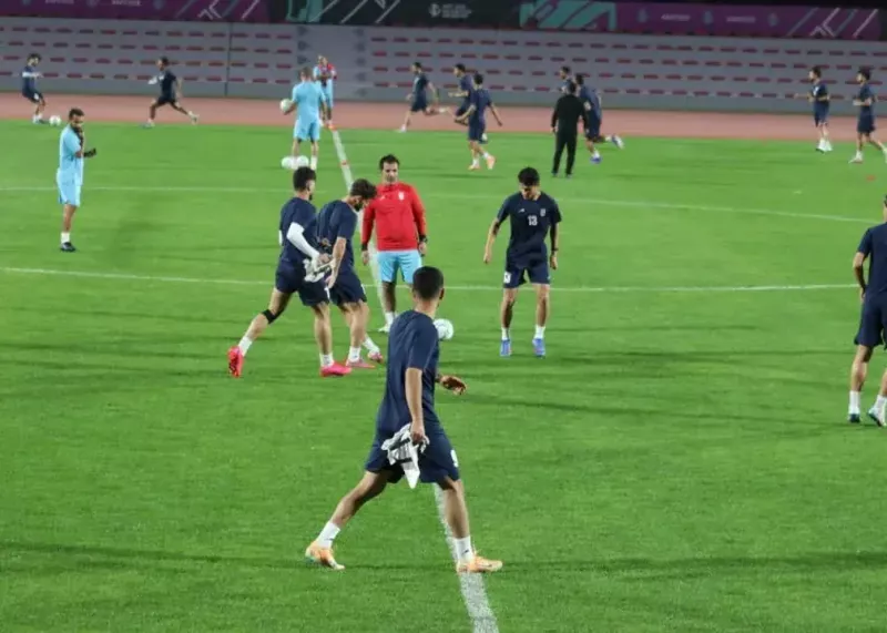 یک استقلالی با پیراهن قرمز