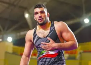 قلم قرمز رنگرز روی نام دو قهرمان کشتی