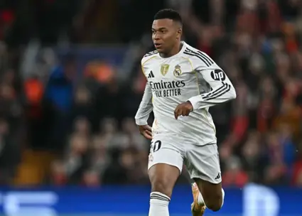 امباپه: وینی را هو نکنید، همه ما را هو کنید!