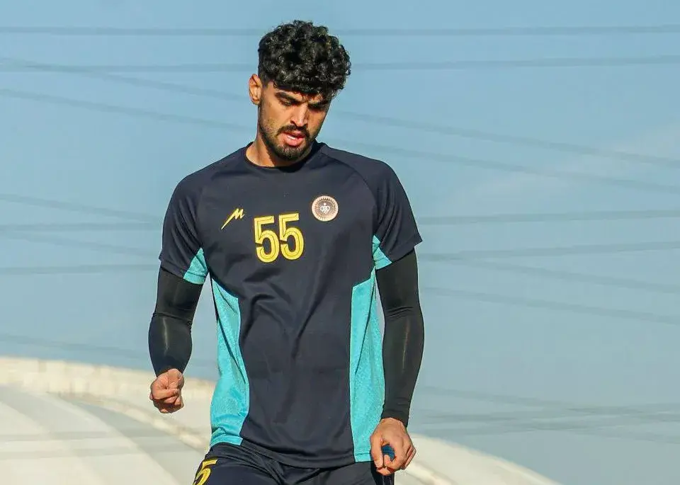 حزباوی با تیپ جام‌جهانی روی چمن نقش جهان