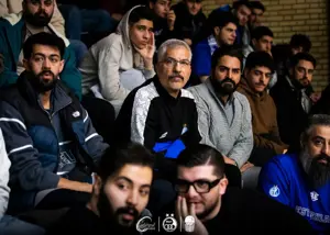 سرمربی مشهور استقلال در جایگاه هواداران!