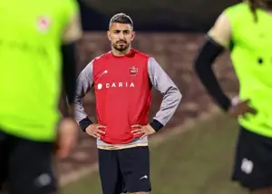 تمرین گلزنی کاظمیان در لباس پرسپولیس (عکس)