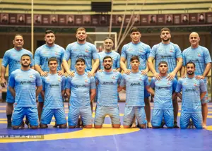 حسن یزدانی در کنار جوان ها در راه زاگرب